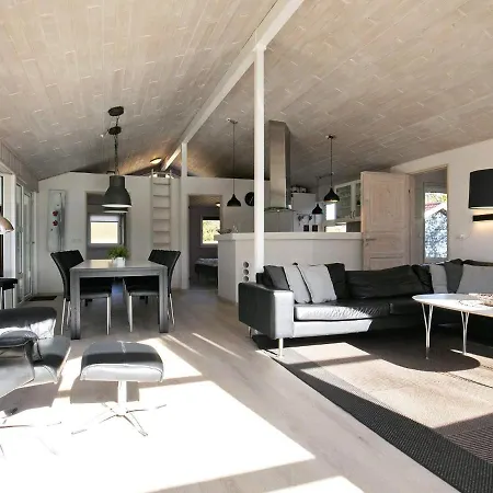 Five-bedroom Holiday In Blavand 23 *